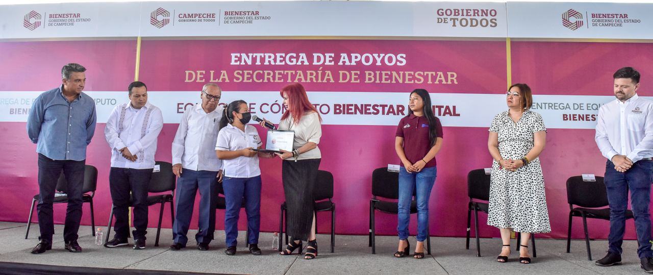 Se entregan las primeras 400 laptops completas.