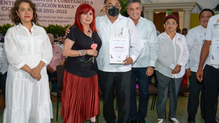 Ceremonia de entrega de nombramientos y constancias a docentes de educación básica por parte de la SEP