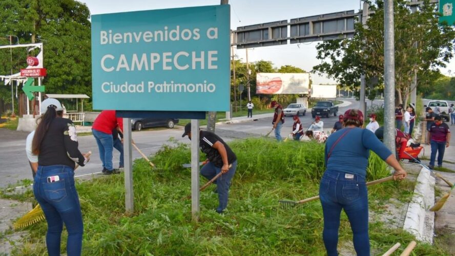 Limpieza de la entrada de la ciudad de Campeche