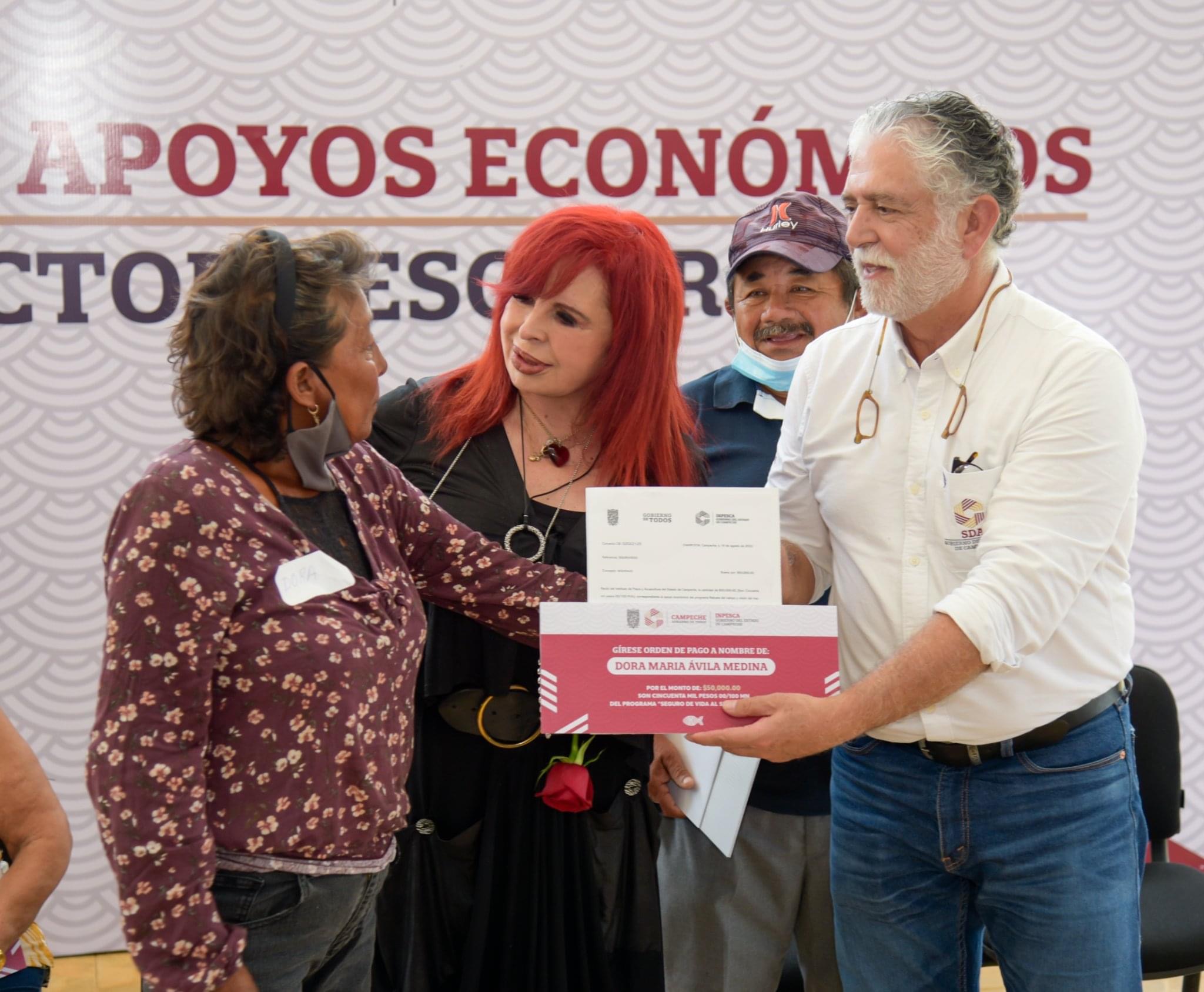 Entrega de apoyos económicos al sector pesquero.