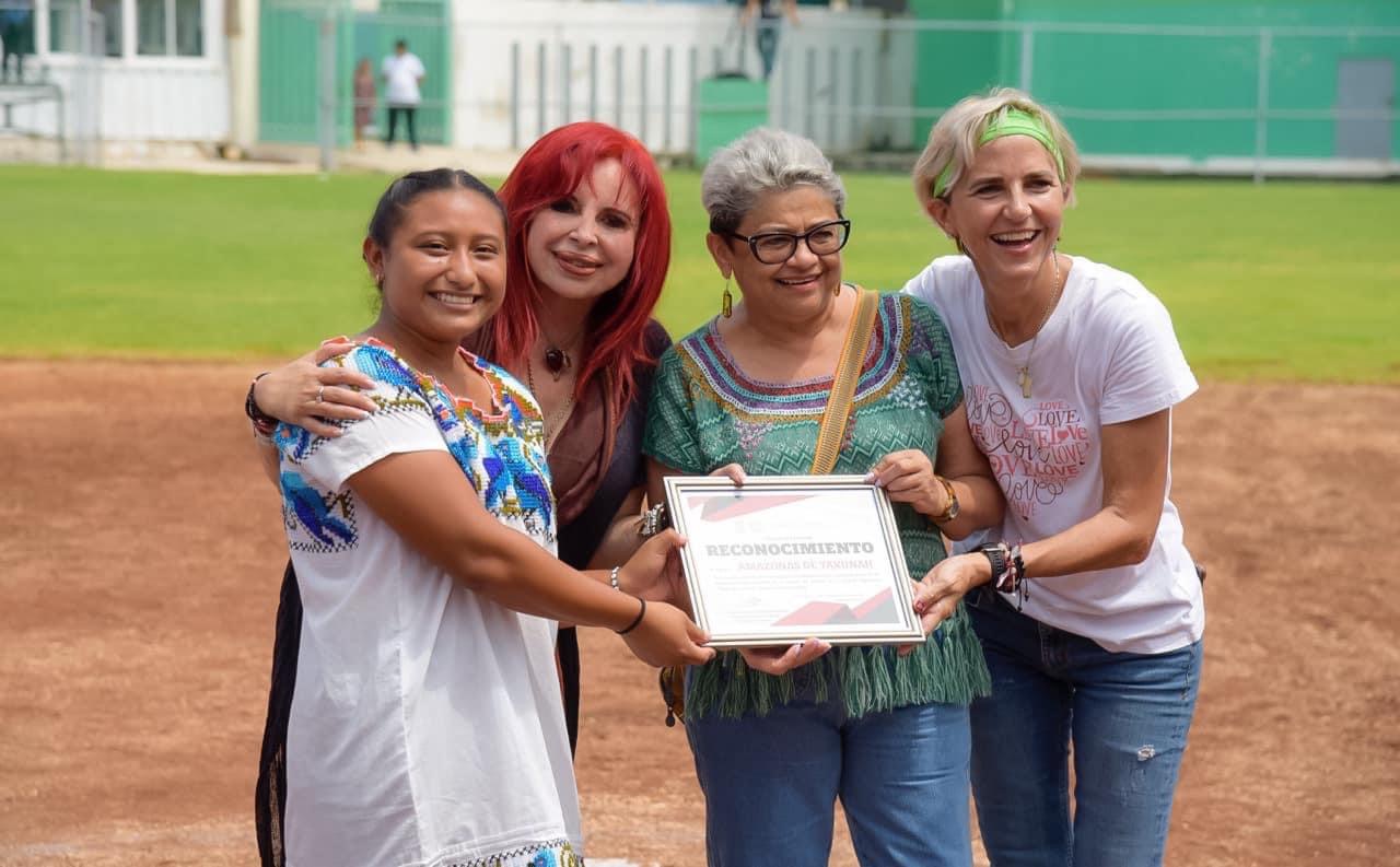 Fomentando el softbol femenil