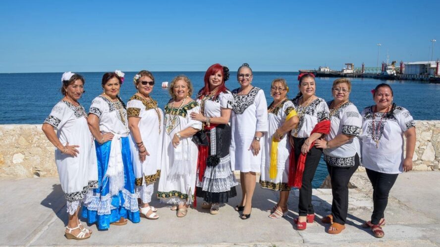 Reunión mensual, en compañía de María Isabel Angulo Peña, esposa del comandante de la 7ª Zona Naval.