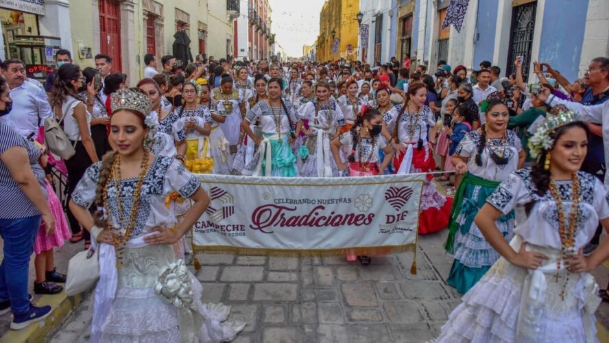Desfile conmemorativo al Día de la Campechanidad
