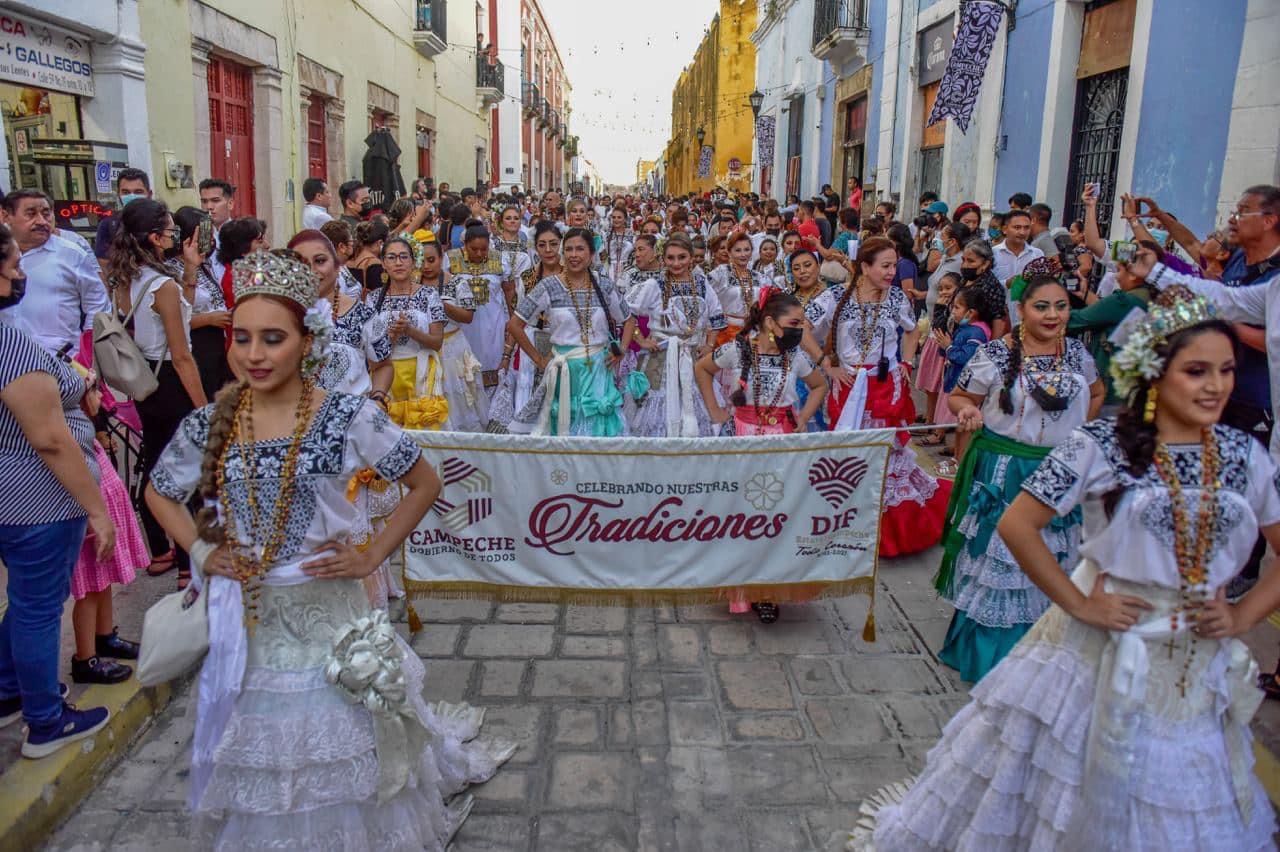 Desfile conmemorativo al Día de la Campechanidad