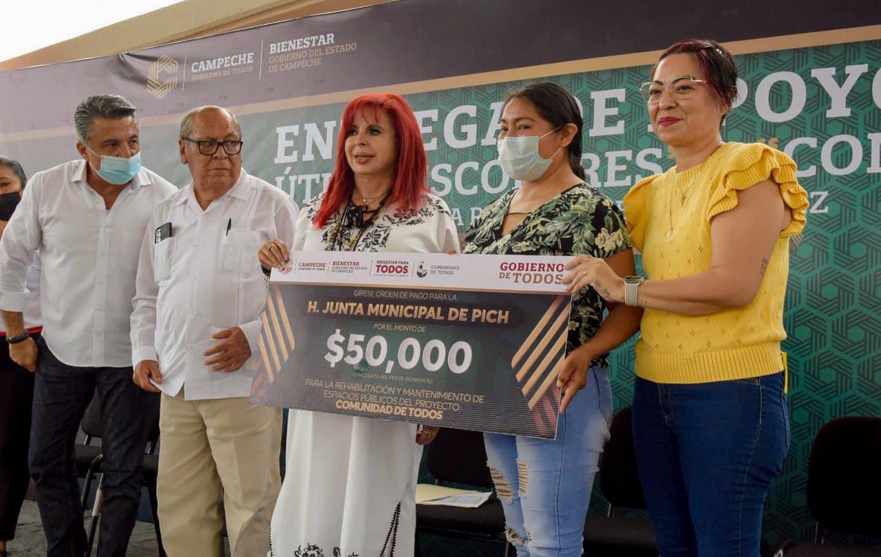 Entrega de apoyos “Subsidio para Útiles Escolares” y “Comunidad para Todos”