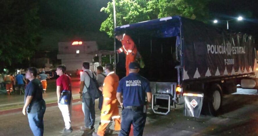 Traslado de familias a sitios seguros y al rescate de vehículos varados en calles y avenidas en Ciudad del Carmen