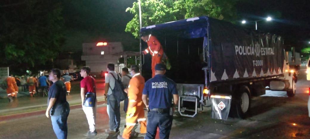 Traslado de familias a sitios seguros y al rescate de vehículos varados en calles y avenidas en Ciudad del Carmen