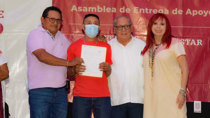 Entrega de cheques del Programa Emergente de Vivienda a beneficiarios de Hecelchakán y de Santa Cruz.