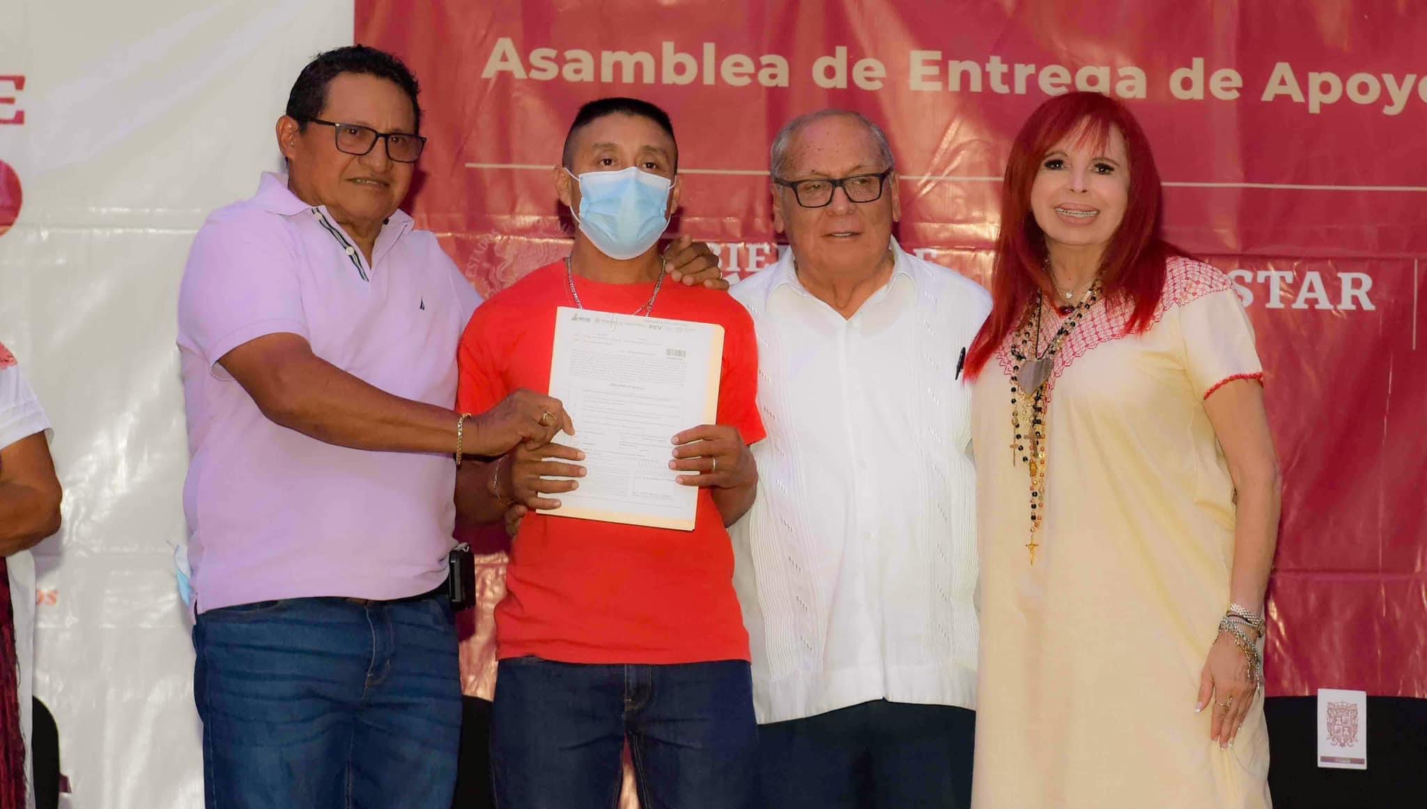 Entrega de cheques del Programa Emergente de Vivienda a beneficiarios de Hecelchakán y de Santa Cruz.