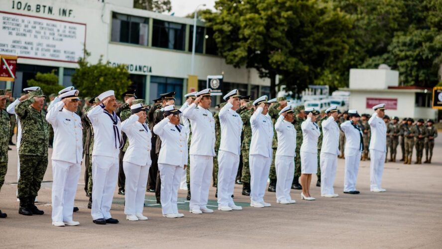 Entrega de condecoraciones a elementos de la Secretaría de Marina y de la Secretaría de la Defensa Nacional