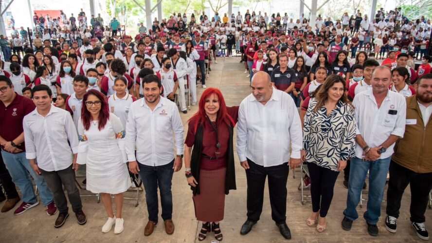 Entrega de equipamiento deportivo y vehículo para los deportistas campechanos