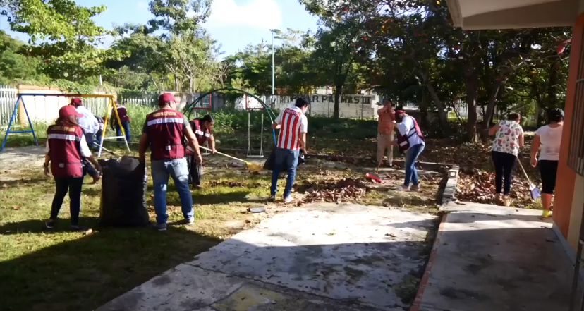 Trabajando para tener áreas verdes en buen estado para las escuelas