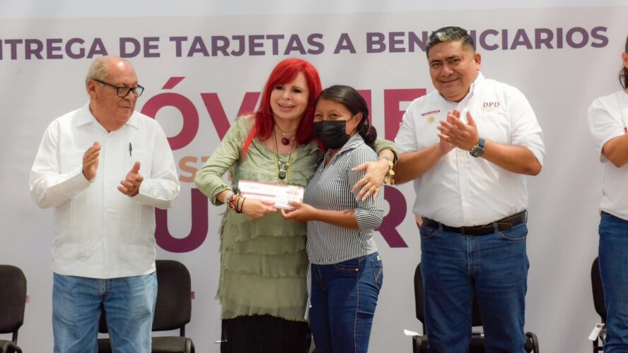 Entrega de tarjetas a beneficiarios de Jóvenes Construyendo el Futuro