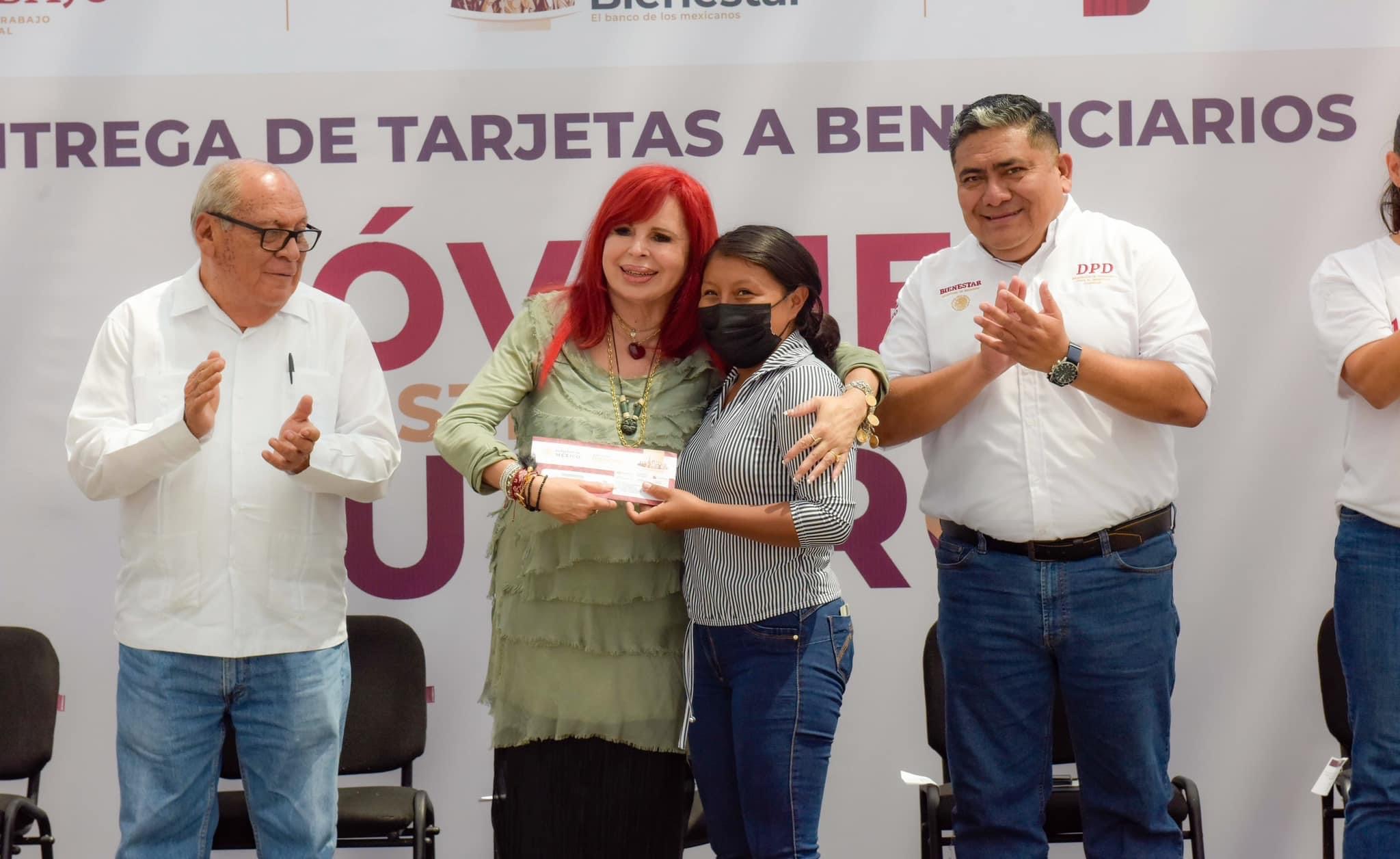 Entrega de tarjetas a beneficiarios de Jóvenes Construyendo el Futuro