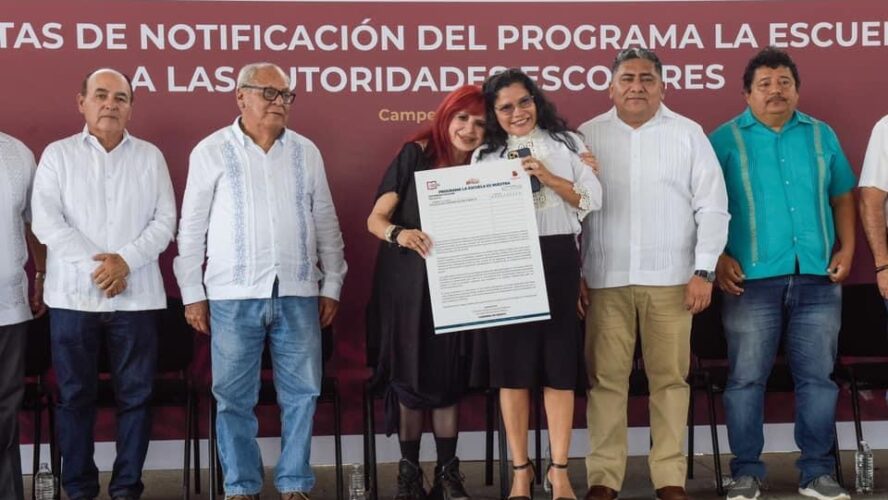 Entrega de Cartas de Notificación del Programa La Escuela es Nuestra a las Autoridades Escolares