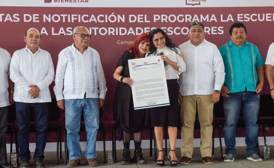 Entrega de Cartas de Notificación del Programa La Escuela es Nuestra a las Autoridades Escolares