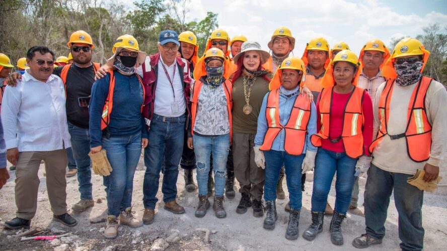 Brigadistas del salvamento arqueológico trabajando con entrega y pasión