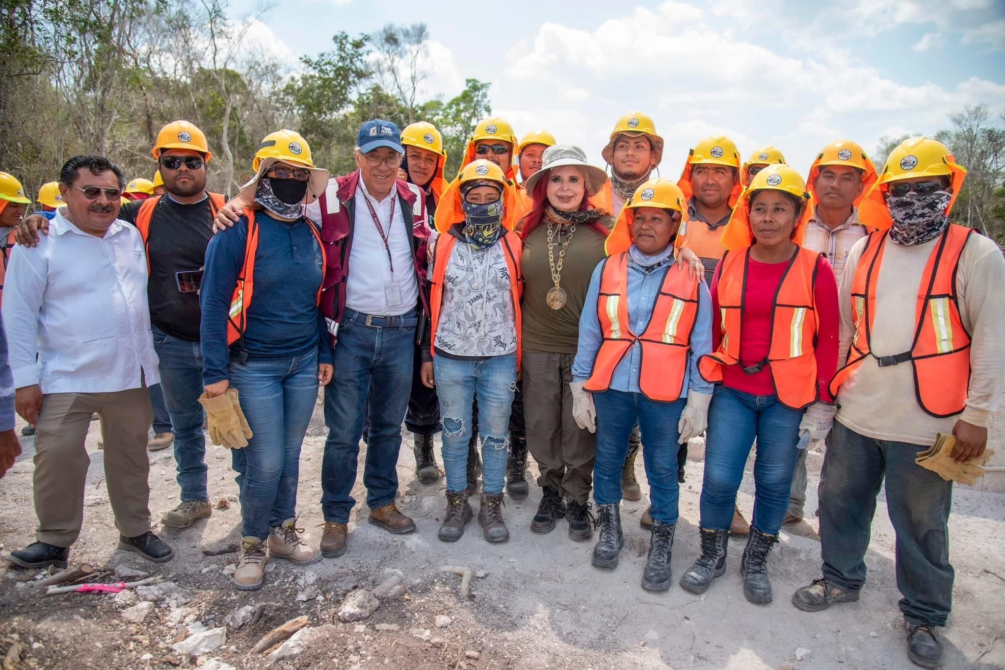 Brigadistas del salvamento arqueológico trabajando con entrega y pasión
