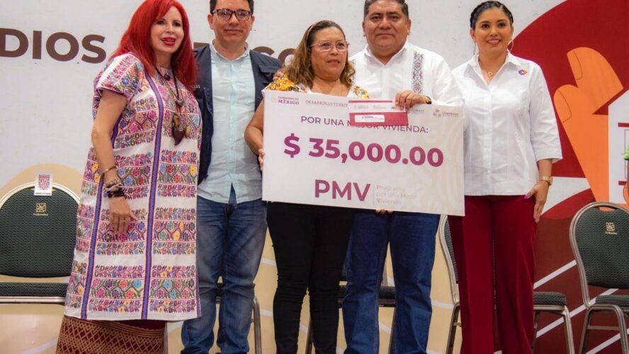 Entrega de tarjetas del Programa Para una Mejor Vivienda