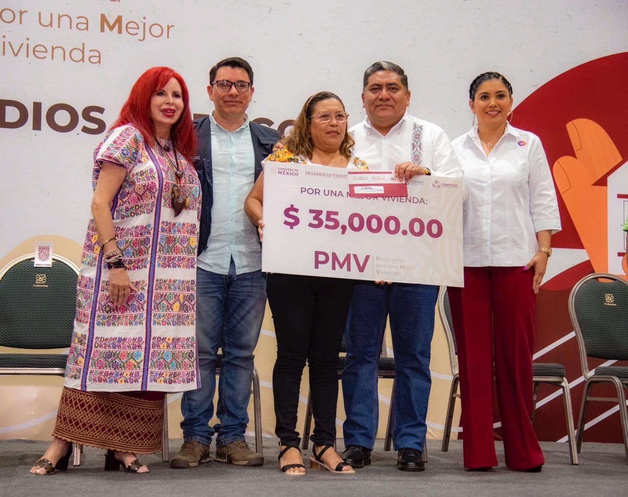 Entrega de tarjetas del Programa Para una Mejor Vivienda