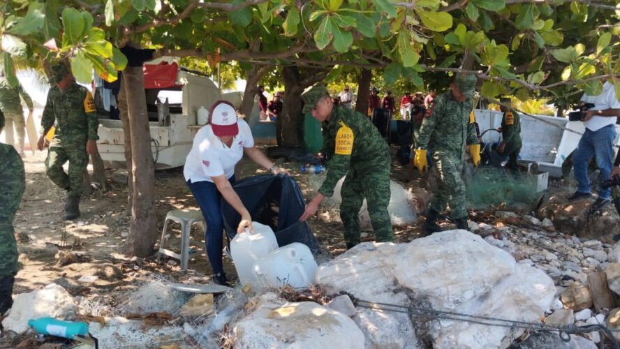 Operativo de limpieza en la zona costera de la ciudad capital