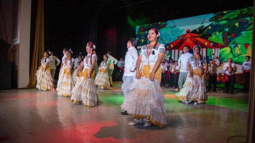 Disfrutando de una Noche Cultural en Campeche