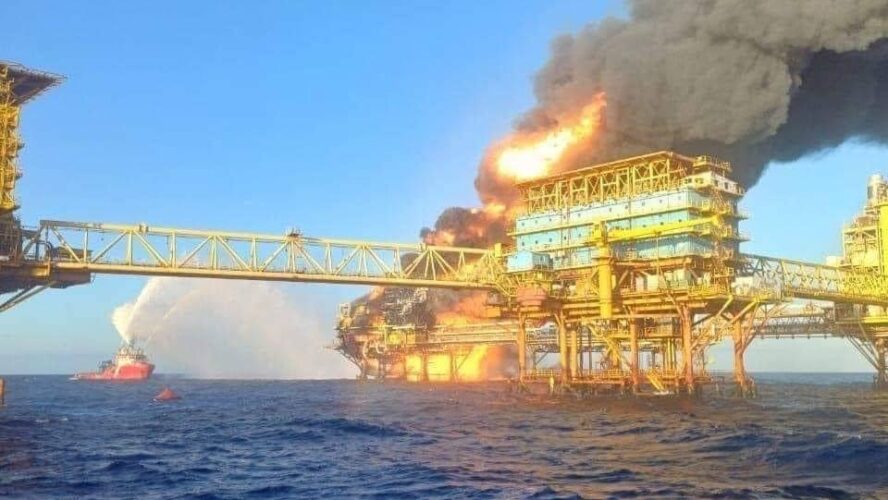 Barcos bomberos atendieron incendio en el Centro de Proceso Nohoch – A, en la Sonda de Campeche.