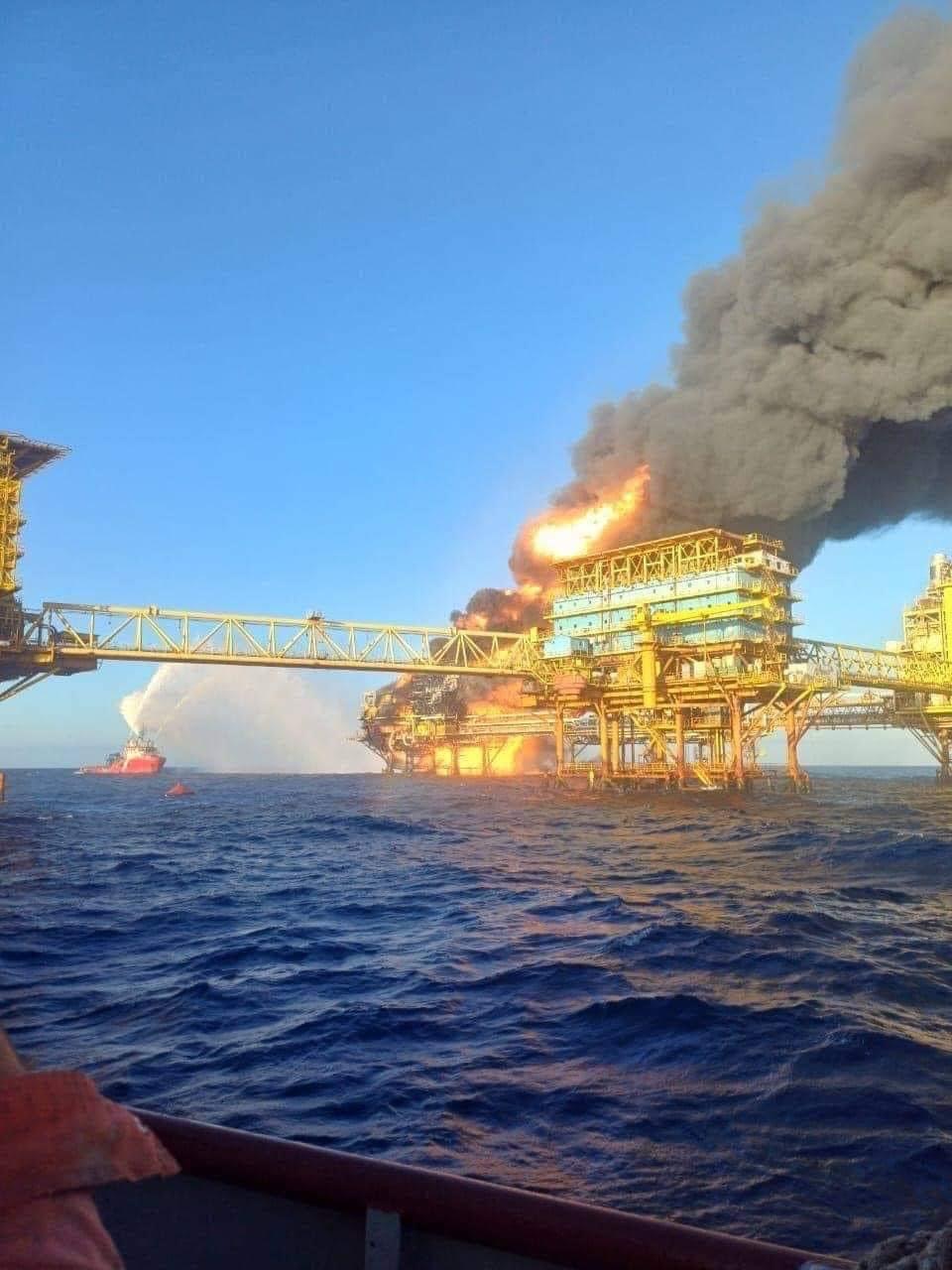 Barcos bomberos atendieron incendio en el Centro de Proceso Nohoch – A, en la Sonda de Campeche.
