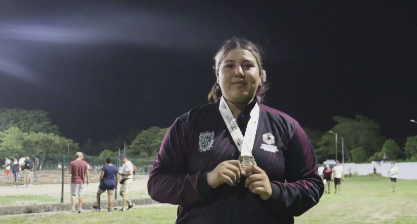 Atleta campechana recibe medalla de oro en la prueba de lanzamiento de bala sub 23