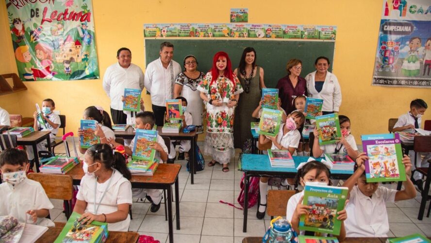 Entrega de libros de texto gratuitos en la primaria Antonina Díaz