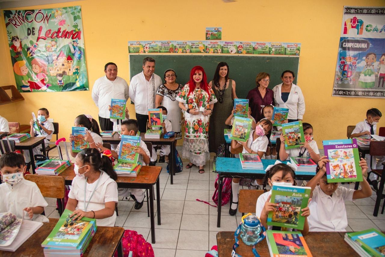 Entrega de libros de texto gratuitos en la primaria Antonina Díaz