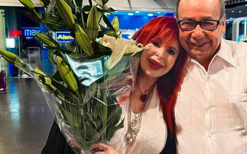Me reciben con flores en el aeropuerto