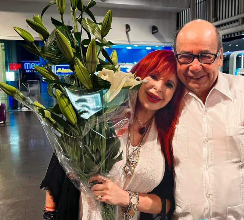 Me reciben con flores en el aeropuerto