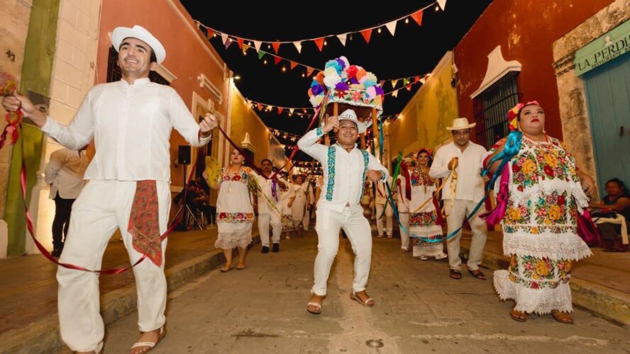 Desfile por las calles de la ciudad para celebrar los 483 años de tradición