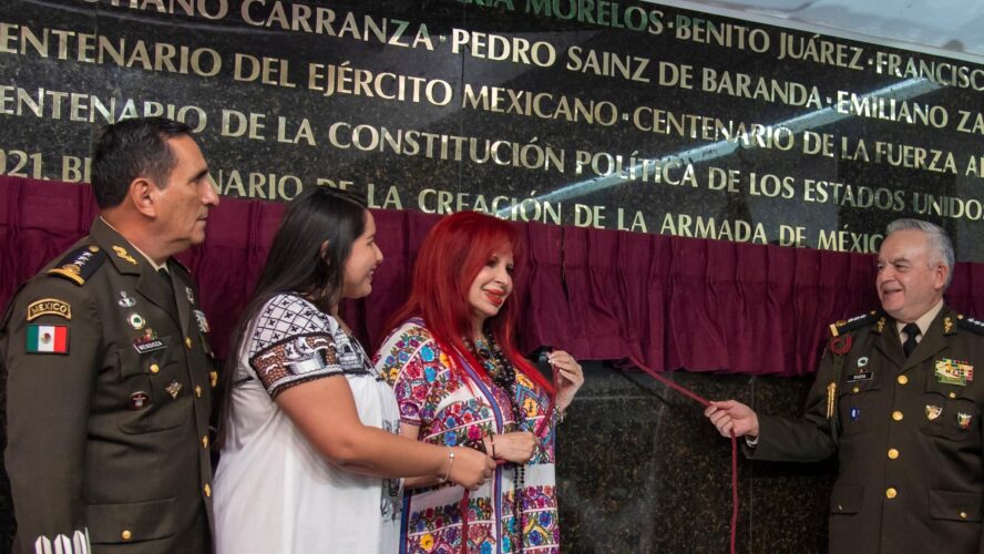 Develación de la leyenda en letras doradas «2023, Año del Bicentenario del Heroico Colegio Militar».