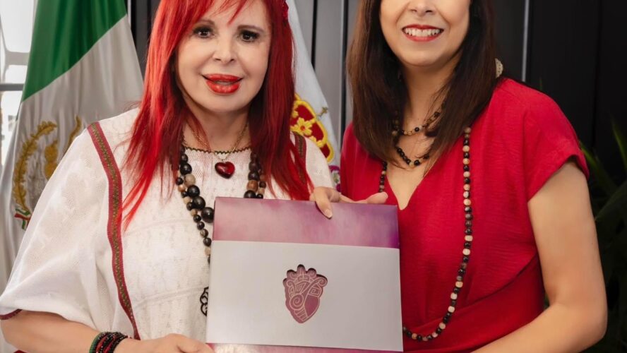 Entrega del libro del 2º Informe de Actividades del DIF Estatal Campeche.