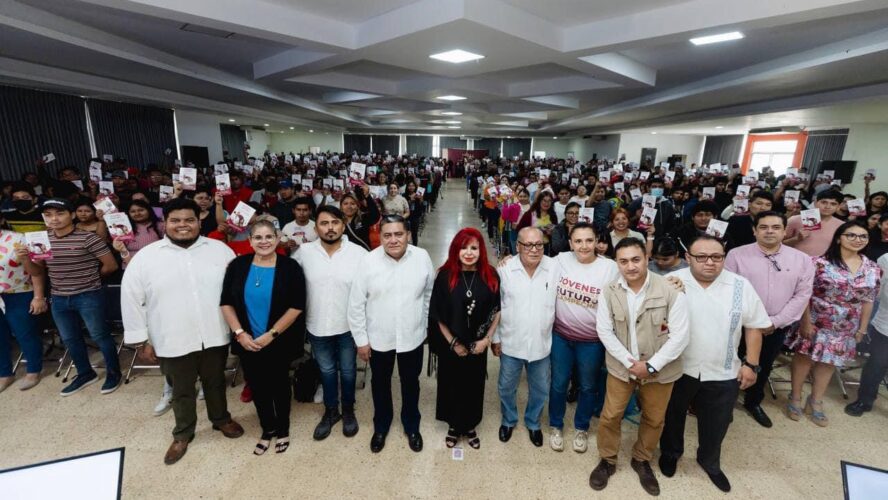 Entrega de Tarjetas a Beneficiarios del Programa Jóvenes Construyendo el Futuro