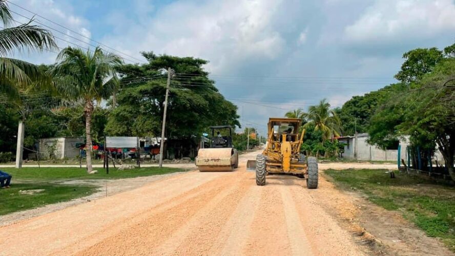Pavimentación y mantenimiento a las calles Vicente Suárez, Agustín Melgar y Francisco Márquez de la localidad de Aguacatal, Carmen.