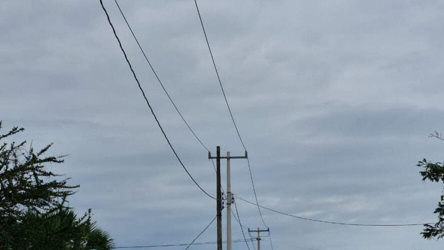 Instalación de postes de luz, transformadores y lámparas en la localidad El Zapote, en Cd del Carmen