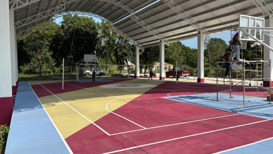 Construcción de techumbre y mantenimiento de la cancha en la localidad de Flor de Chiapas en Escárcega