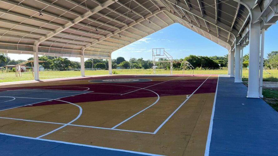 Construcción de la cancha con techumbre en la localidad de Adolfo López Mateos, en Carmen