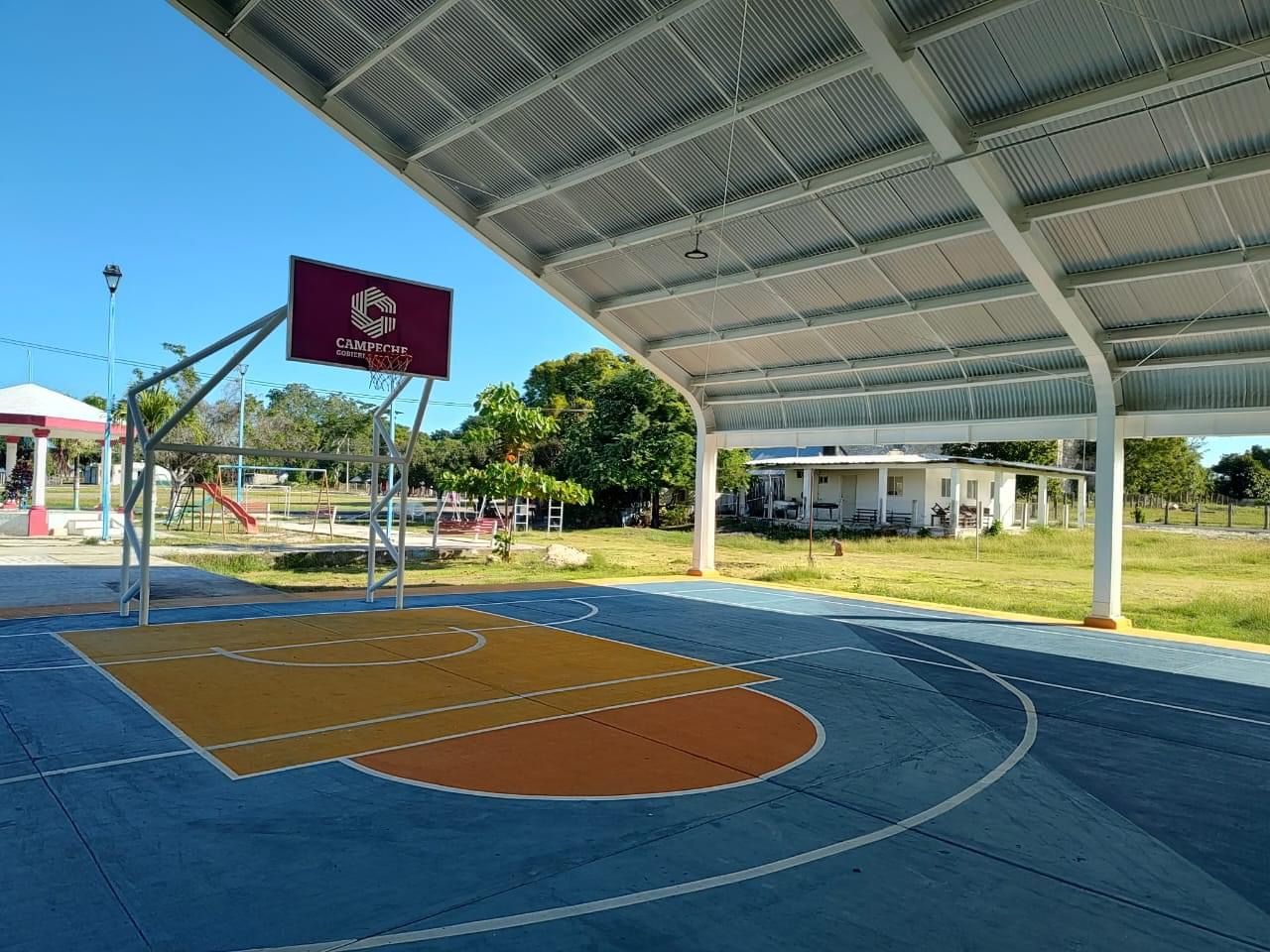 Mantenimiento y construcción de techumbre de la cancha de usos múltiples en la localidad de Dzacabuchén, Champotón