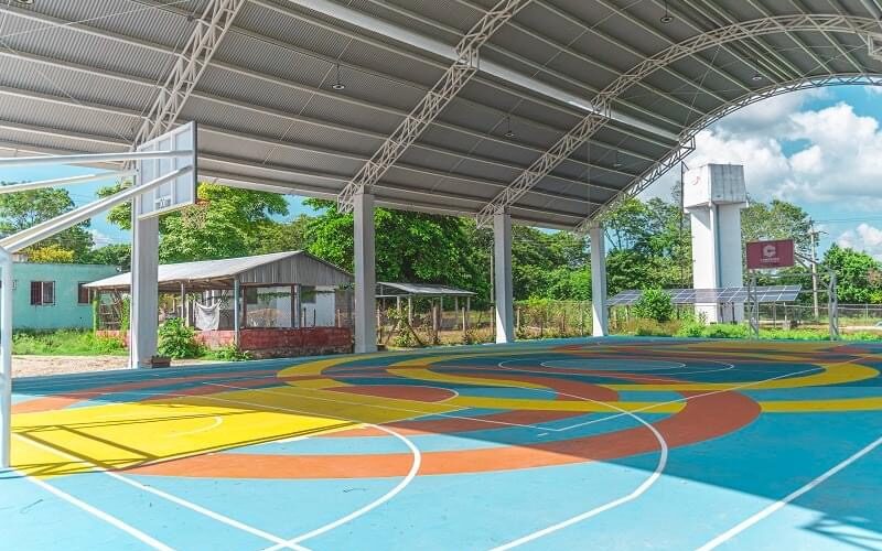 Construcción de techumbre y mantenimiento a la cancha en la localidad El Jobal, en Escárcega