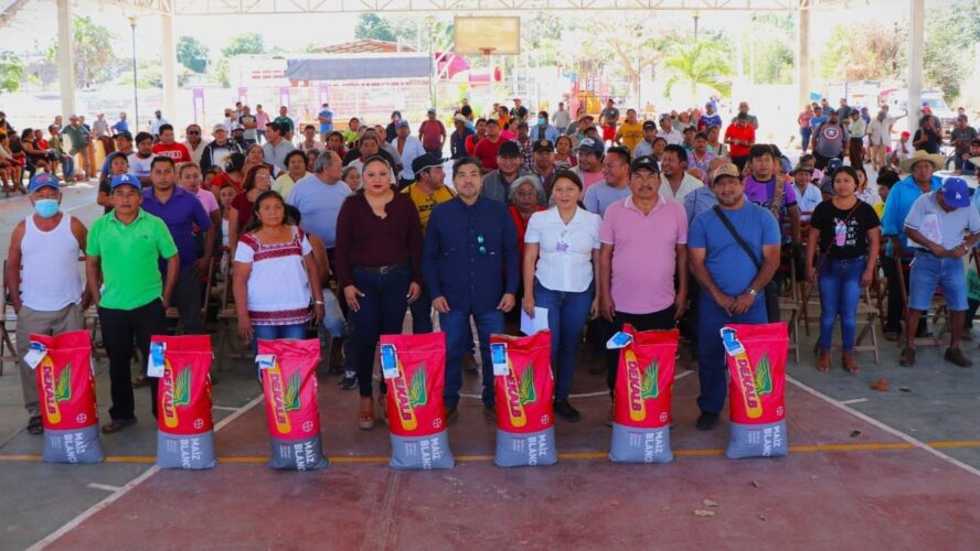 En Calkiní se entregaron 679 bultos de maíz y mil sacos de fertilizantes a 181 beneficiarios del programa Insumos Agrícolas