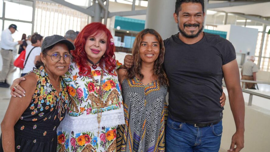 Saludando en la estación del Tren Maya
