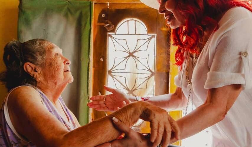 Visitando colonias por el Día de las Madres