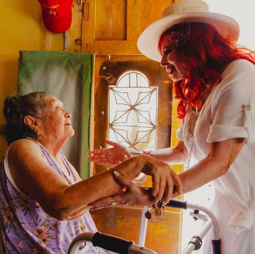Visitando colonias por el Día de las Madres