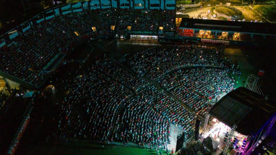 Los Ángeles Azules prendieron el estadio Nelson Barrera a ritmo de cumbia