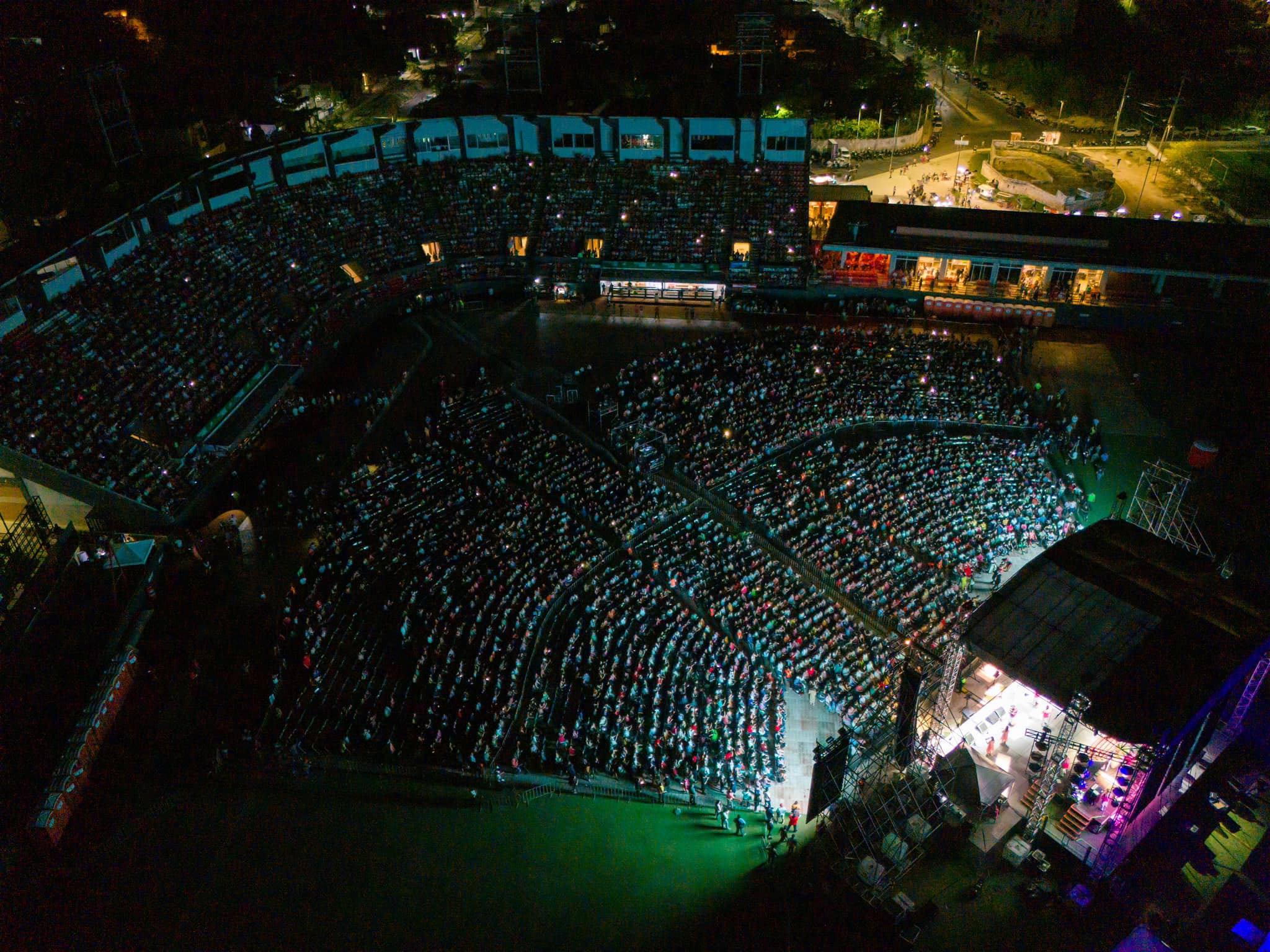 Los Ángeles Azules prendieron el estadio Nelson Barrera a ritmo de cumbia