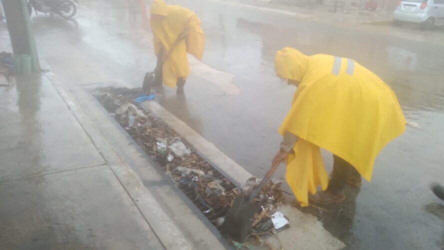 Cuadrillas destapando y limpiando las alcantarillas que se encuentran obstruidas por el exceso de basura y hojas.